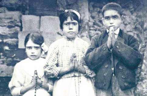 le quali gocce di sangue caddero nel calice Francesco, che non udì parlare l'angelo, né udì parlare in futuro Maria, chiese a Lucia: "L'angelo ti ha dato la Santa Comunione, ma a Giacinta e a me cosa ha dato. ". "Era